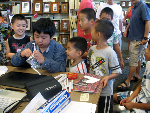 Perry Chen demonstrates his tin foil technique at Aaron's