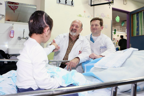 “K” with two of Rambam’s senior neurosurgeons, Dr. Joseph Juilburd (left) and Dr. Sergey Abeshaus (right). (Photo: Pioter Fliter, RHCC)
