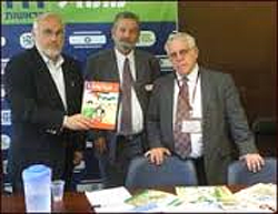 Arnon Groiss (center) and colleagues