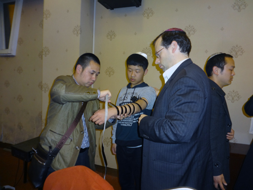 Tzuri (Heng) Shi (far left) with Michael Freund (right) and Kaifeng Jewish community members. (Photo courtesy of Shavei Israel.)