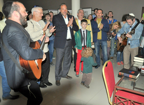 L-R, Musician Yonatan Razel, Limmud FSU Founder Chaim Chesler, Rabbi Yechiel Eckstein, Limmud FSU President Aaron Frenkel sing at Havdalah ceremony while unidentified toddler dances