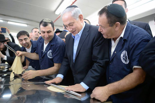 Israeli Prime Minister Visits Matzah Bakery Ahead of Passover. (Photo: Kobi Gideon, GPO)
