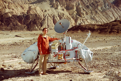 Carl Sagan with a model of the Viking spacecraft