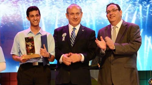 Eitan Amos with Israeli PM Benjamin Netanyahu and Education Minister Shair Piron. (Photo: Government Press Office)
