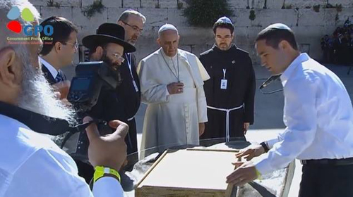 Pope is briefed on the history of The Temple. (Photo: Israel's Government Press Office)