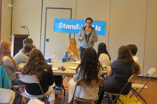 Hen Mazzig seminars with college students (StandWithUs photo)