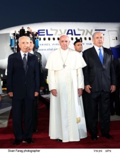 Israel's President Shimon Peres and Prime Minister Benjamin Netanyahu bracket Pope Francis before his flight from Israel back to Rome aboard the El Al jet in the background  (L-R)  Photo credit: Sivan Farag 