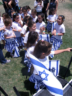 Young Tarbuton singers get ready to mount the Israel Festival stage