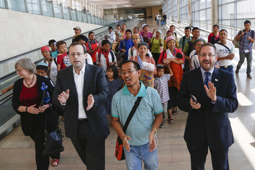 Michael Freund (left), Yochanan Phaltual (center), and MK Dov Lipman (right) leading the new Olim at Ben Gurion Airport right after the landing. (Photo: Nir Kafri)