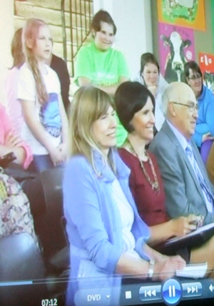 Skye Oluwa is flanked by Dorothee Fetz and Mayor Georg Martens at Sister School ceremony in Neuhaus an der Oste (Photo captured from video)