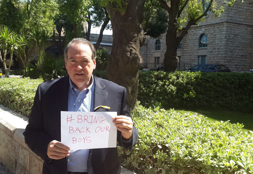 Mike Huckabee in Israel supports campaign for return of 3 kidnapped Israeli teens (Tazpit News Agency)