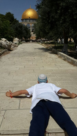 jewish-boy-on-temple-mount.jpg