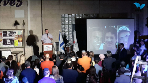 Mourners in Efrat. Photo: Benji Strull / Tazpit News Agency