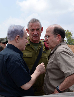 P.M. Benyamin Netanyahu, left, meets with IDF Chief of Staff Benny Gantz and Defense Minister Moshe Ya'alon at an IDF base in the south of Israel