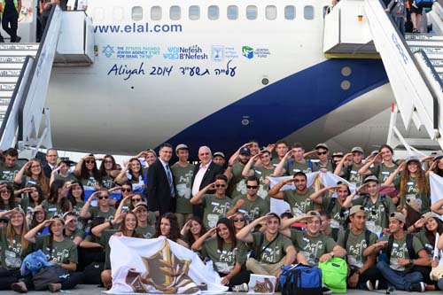 Future IDF Lone Soldiers were greeted upon their arrival in Israel this morning by President Reuven (Rubi) Rivlin and Minister of Interior, Gideon Saar (center) Photo credit: Shahar Azran, courtesy of Nefesh B'Nefesh