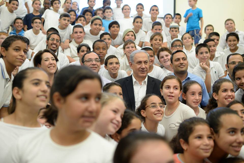 Prime Minister Benyamin Netanyahu and Sderot Mayor join school children in Sderot (Photo: Kobi Gideon/ GPO)
