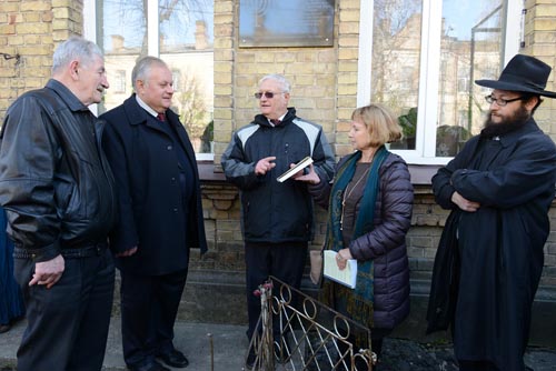 Mayor Volodymyr Khomko, Chaim Chesler, Fania Oz-Salzberger, and Rabbi Shneor Shneerson the Rabbi of Rivne next to the Oz family home. Photo credit: Courtesy of Limmud FSU