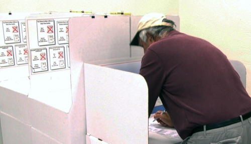 A voter makes his choices (Photo: Bob Lauritzen)