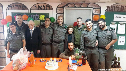 Israeli Border Police Celebrate Birthday with Holocaust Survivor in Jerusalem. {Photo: Police Spokesperson Unit)