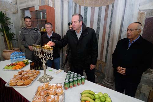 Rabbi Yechiel Eckstein, Founder and President of The Fellowship, together with FIDF and AWIS, at a candle lighting ceremony ain conjunction with the “Chanukah Fellowship Gift Cards” project. {Photo: Oren Nachshon}