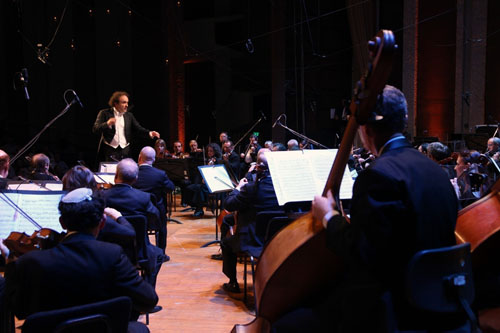 Jerusalem Symphony Orchestra with its director, Maestro Frédéric Chaslin. (Photo: Sasson Tiram)
