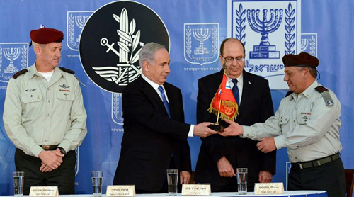 IDF's new chief of staff Eizenkot accepts emblem of office from Prime Minister Netanyahu as outgoing IDF Chief of Staff Gantz, left, and Defense Minister Moshe Ya'alon observe