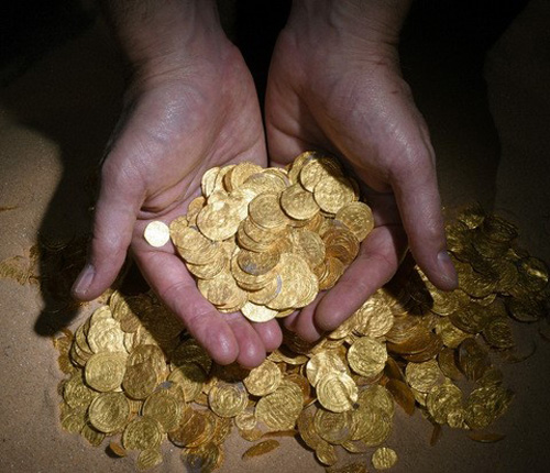 Part of gold hoard found off the coast of Caesarea (Photo: Israel Antiquities Authority)