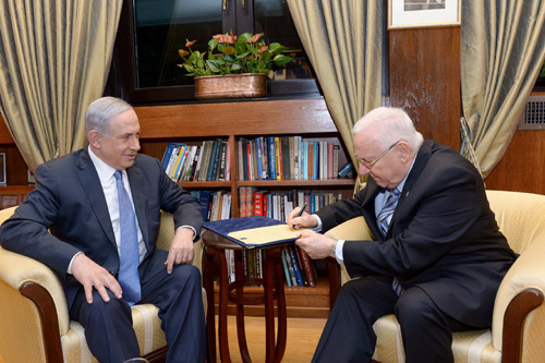 Israel's President Reuven Rivlin signs document commissioning Benjamin Netanyahu to form next Israeli government (Photo: Avi Ohayon, GPO (