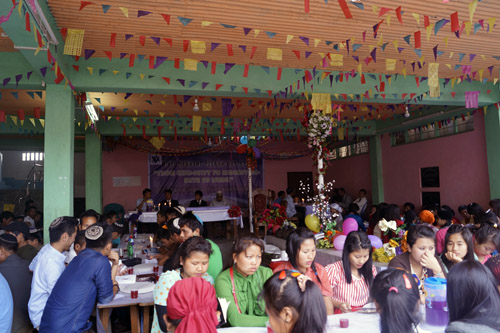 B-nai Menashe hold a pre-Passover seder in India on March 31, 2015