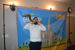 Rabbi Aron Teleshevsky sounds two shofars simultaneously