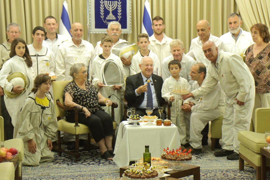 Israeli beekeepers, dressed in their white protective uniforms, are hosted by President Reuven Rivlin and First Lady Nechama Rivlin in the President's Residence in Jerusalem, August 30.  (Photo: Hillel Maeir, Tazpit News Agency) 
